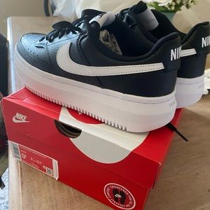 BRAND NEW court vision Alta womens size 9.5